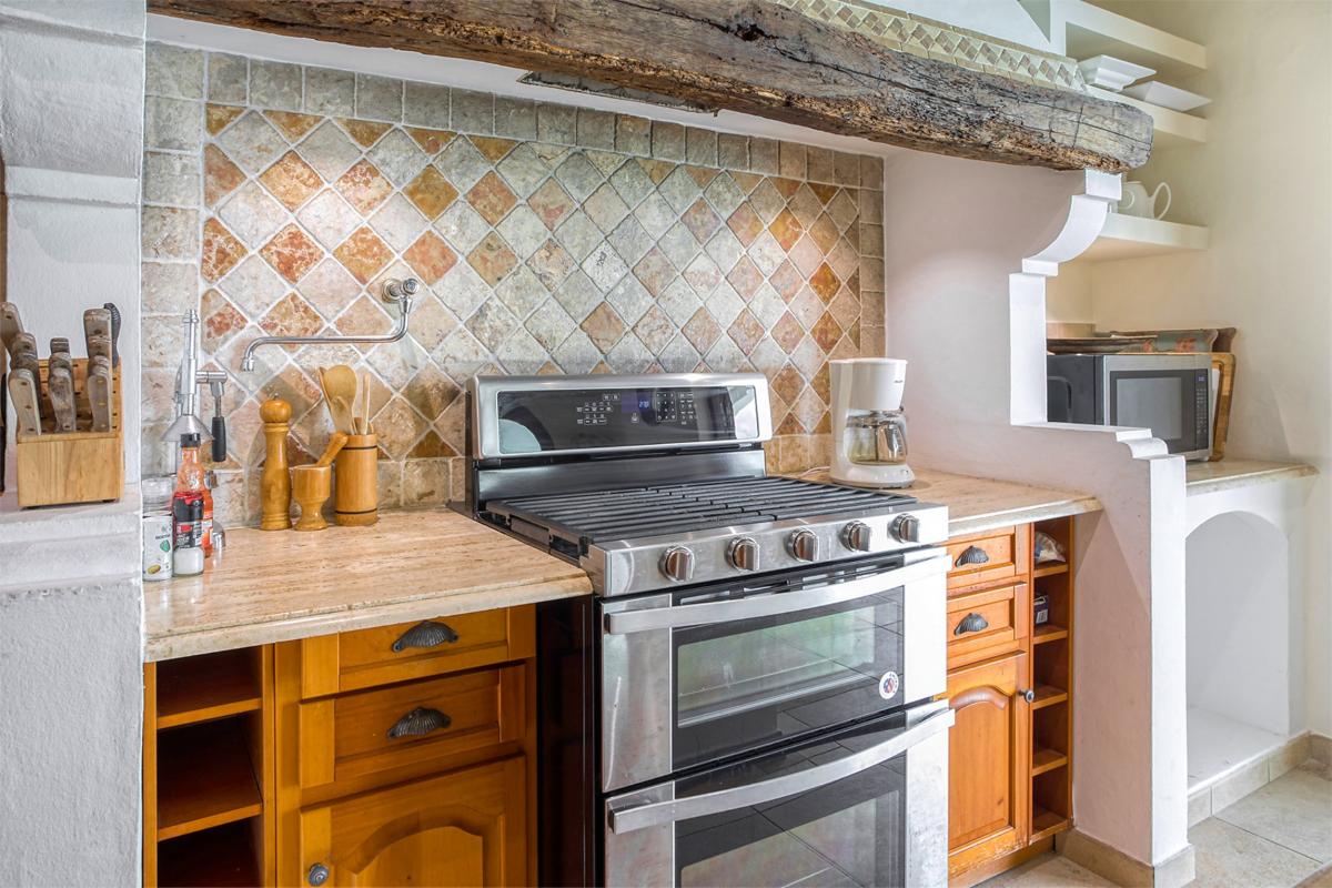 St Martin villa rental with private beach - The kitchen stove